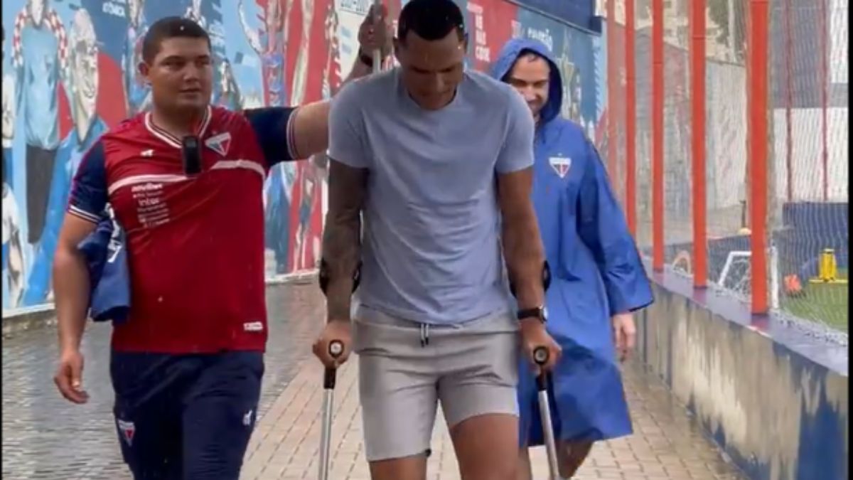 Após cirurgia de retirada de estilhaço de bomba, zagueiro Titi se reapresenta no CT do Fortaleza