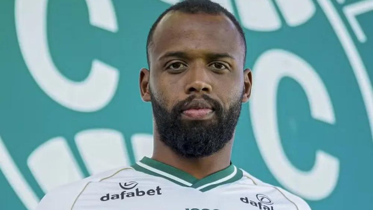 Vitória oficializa a contratação do zagueiro Reynaldo, do Coritiba