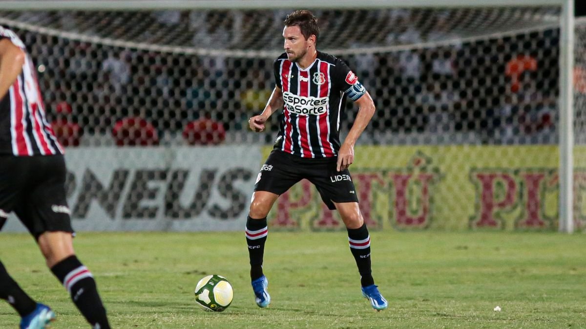 Rafael Pereira, capitão do Santa Cruz, em jogo contra o Afogados