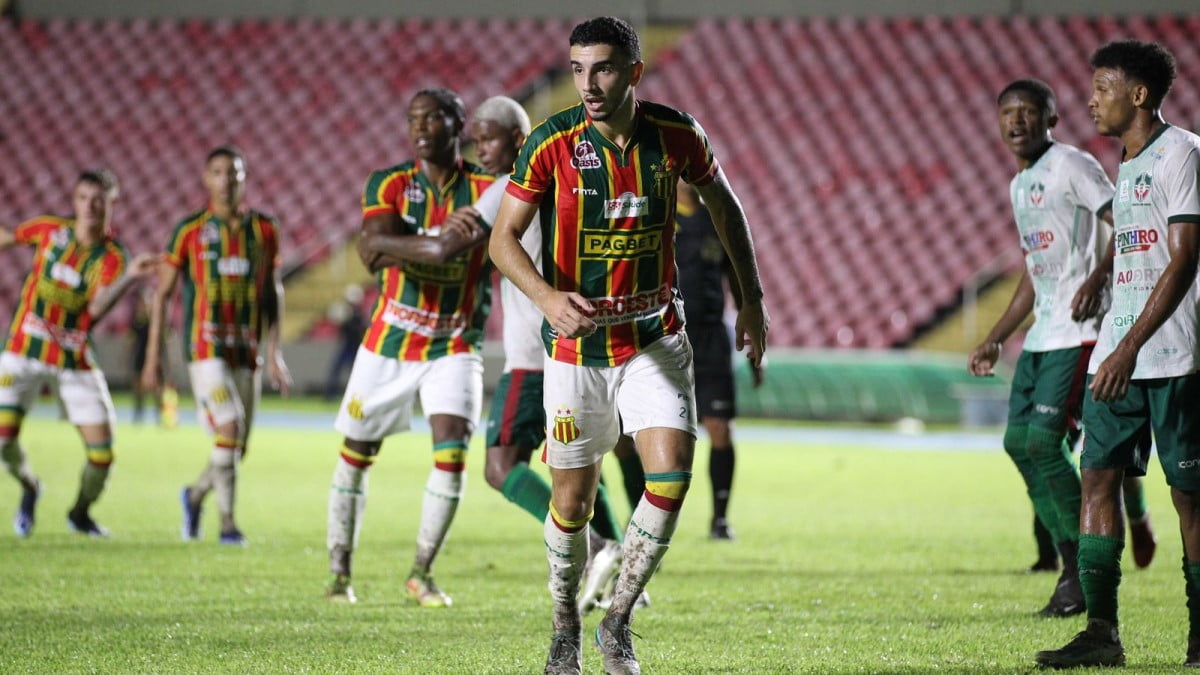 Gabriel Gazão, volante do Sampaio Corrêa, em jogo contra o Pinheiro, no Castelão, pelo Campeonato Maranhense 2024