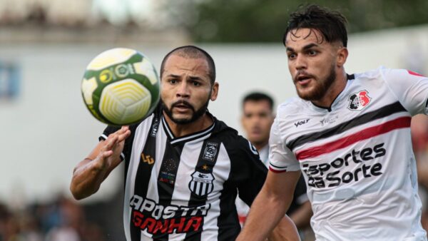 João Pedro, meia do Santa Cruz, e Edy, lateral do Central, em jogo válido pela 1ª fase do Campeonato Pernambucano