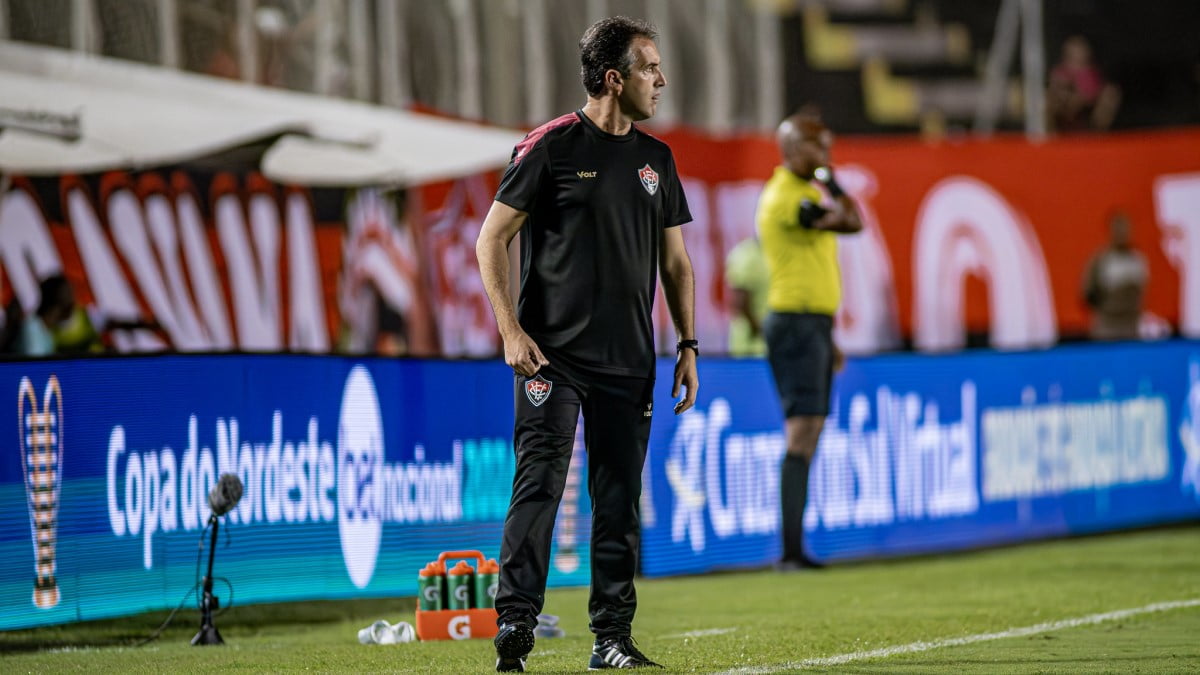 Vitória: Condé elogia Luan após pedidos da torcida pelo meia, mas pede valorização de remanescentes do elenco 2 Léo Condé, técnico do Vitória