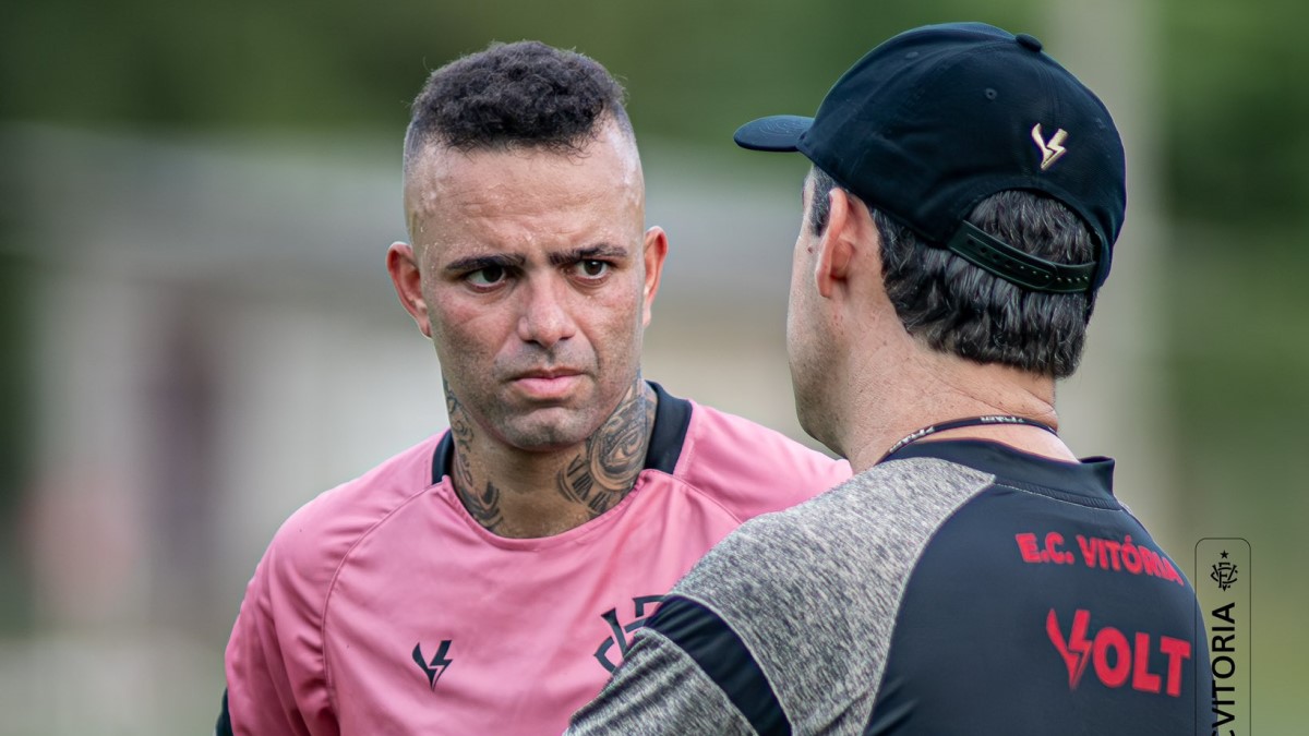 Luan, meia do Vitória, ao lado do técnico Léo Condé