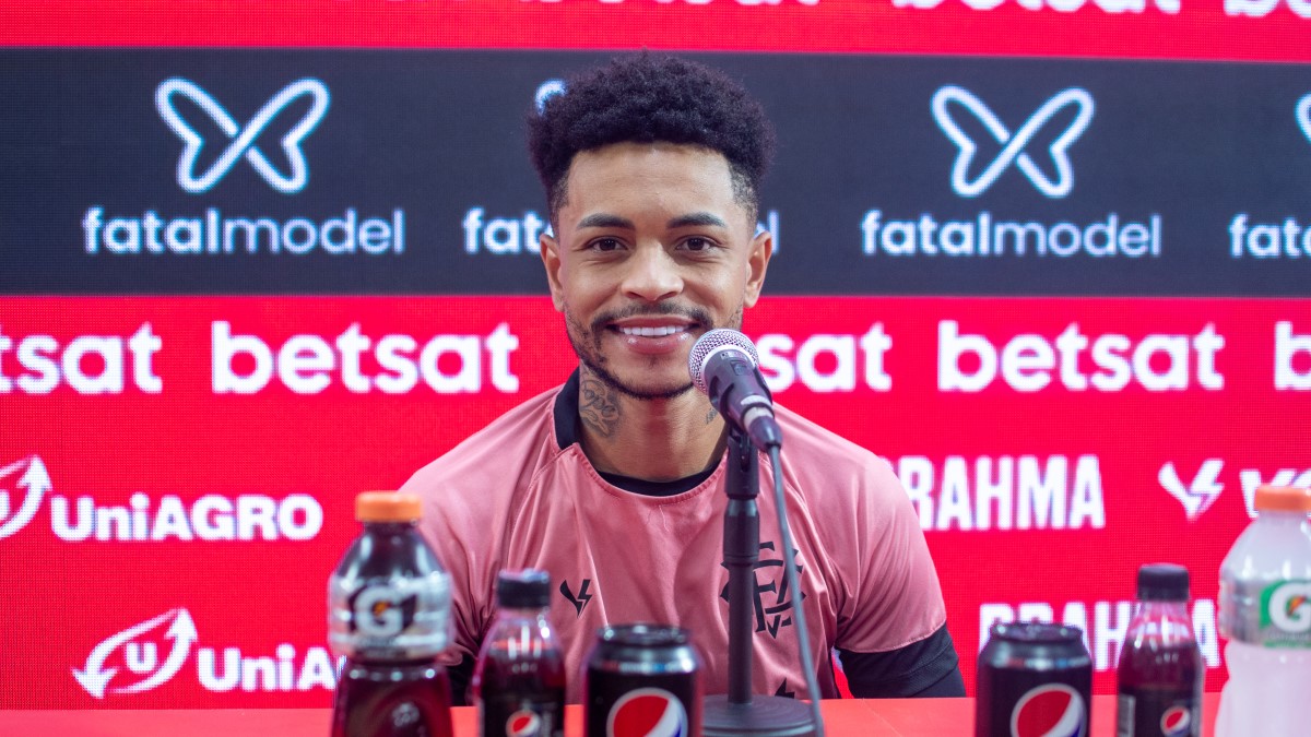 Matheuzinho nega empolgação no Vitória após vencer Ba-Vi e pede foco no Náutico: "O que passou, passou" 1 Matheuzinho, meia do Vitória em entrevista coletiva