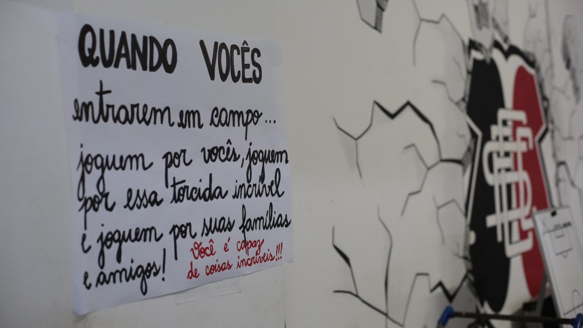 Técnico do Santa Cruz espalha cartazes no vestiário para incentivar elenco: “Joguem por essa torcida incrível”