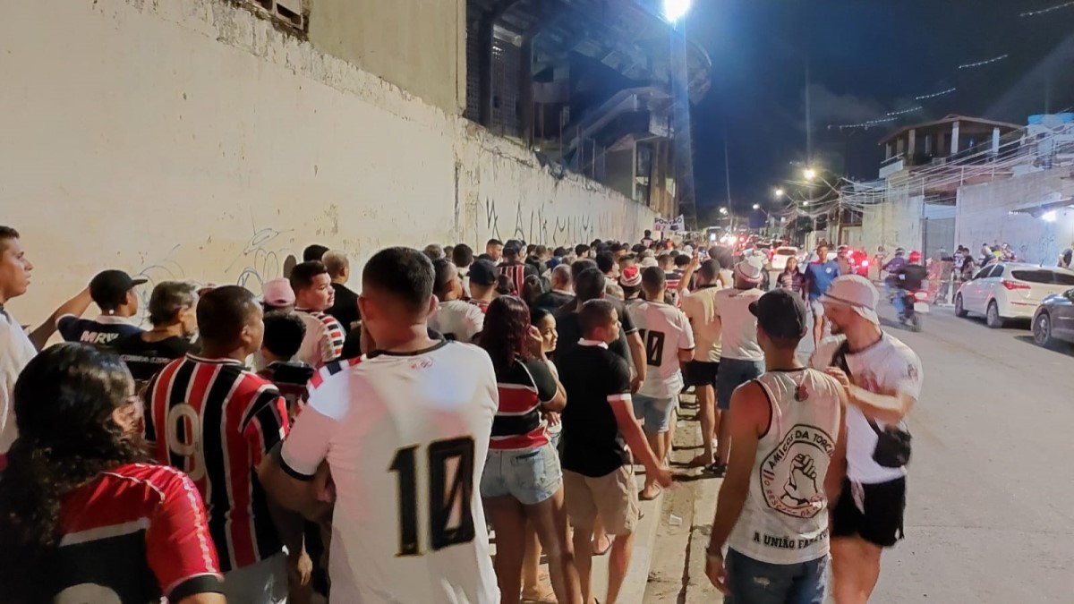 Torcida do Santa Cruz sofre para entrar no estádio do Arruda, em jogo contra o Afogados, pelo Campeonato Pernambucano