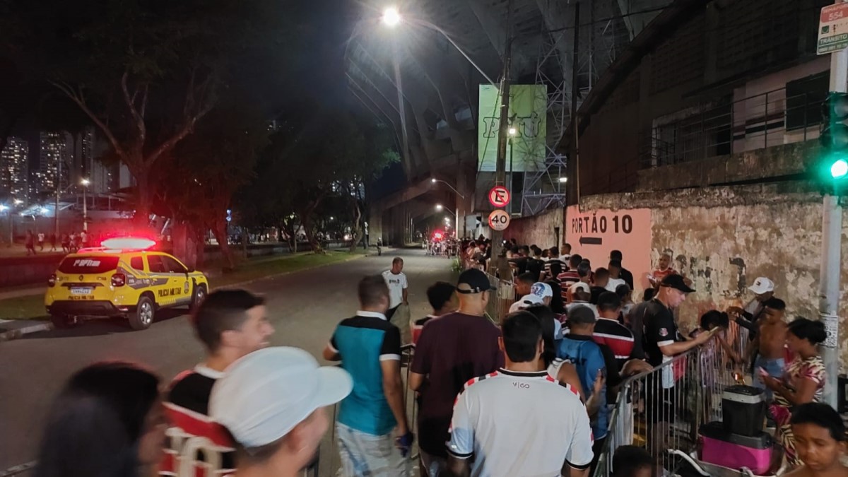 Torcida do Santa Cruz sofre para entrar no estádio do Arruda, em jogo contra o Afogados, pelo Campeonato Pernambucano