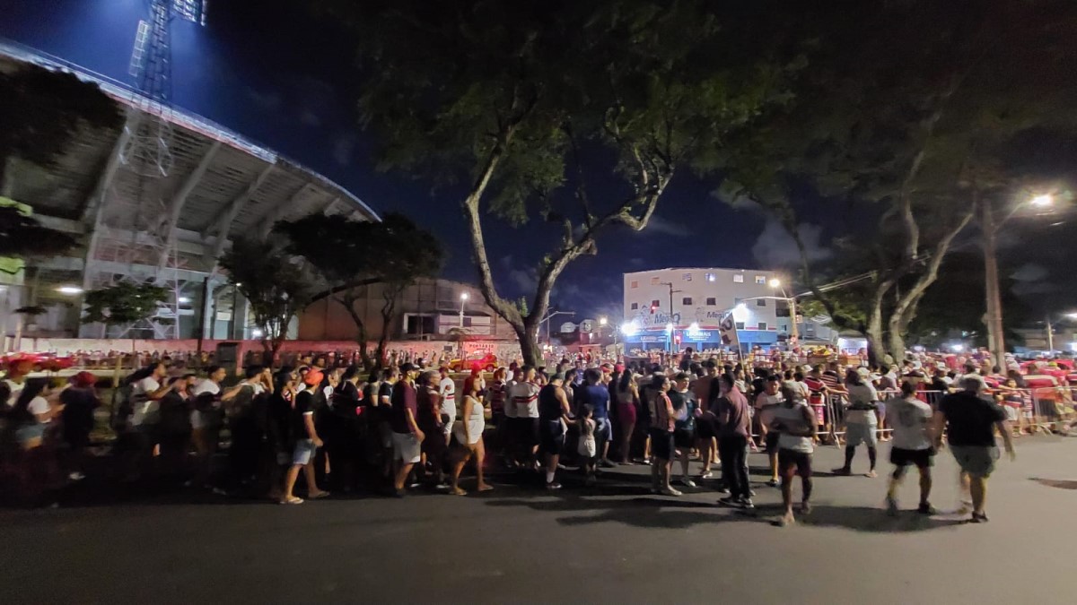 Torcida do Santa Cruz sofre novamente com longas filas e desorganização para entrar no Arruda