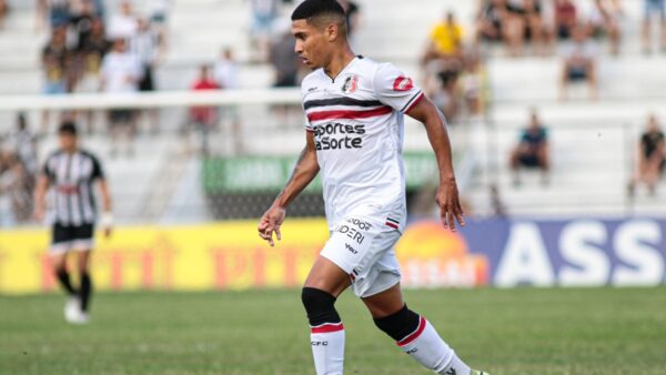 Thiaguinho, atacante do Santa Cruz em jogo contra o Central, pela 1ª fase do Campeonato Pernambucano