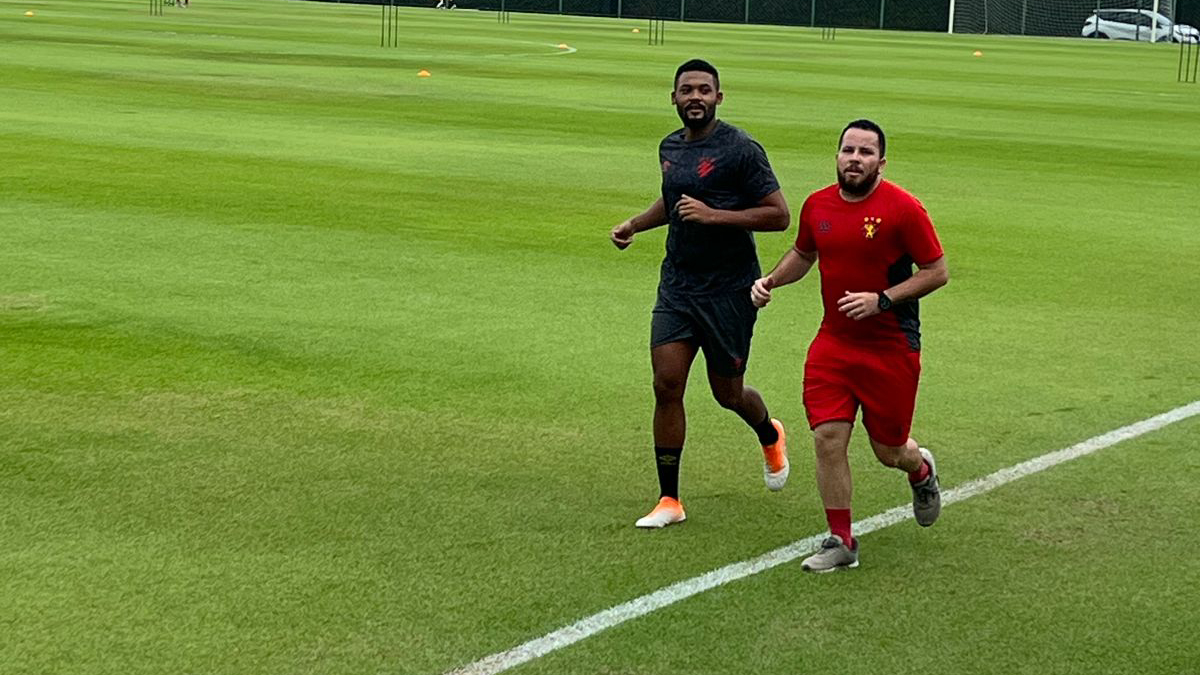 Sport realiza treino único para enfrentar o Porto e Igor Cariús aparece com o elenco no CT; Sabino da voltas no gramado 2 Posts