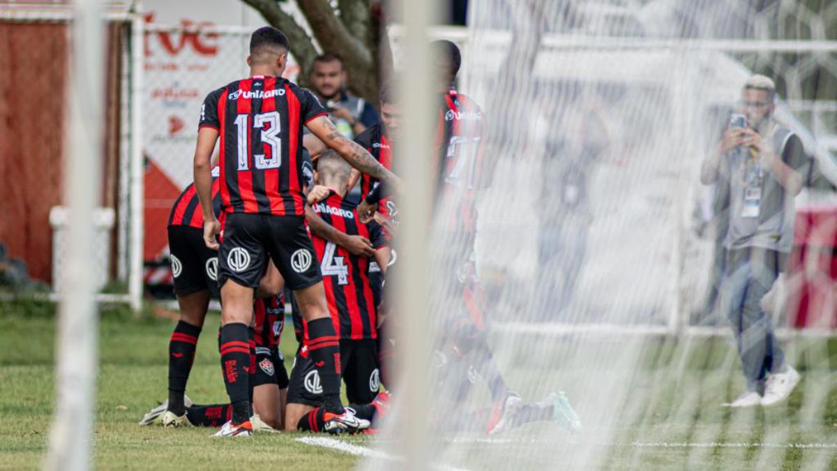 Em jogo de cinco gols, Vitória vence Bahia de virada e iguala pontuação do rival no Campeonato Baiano