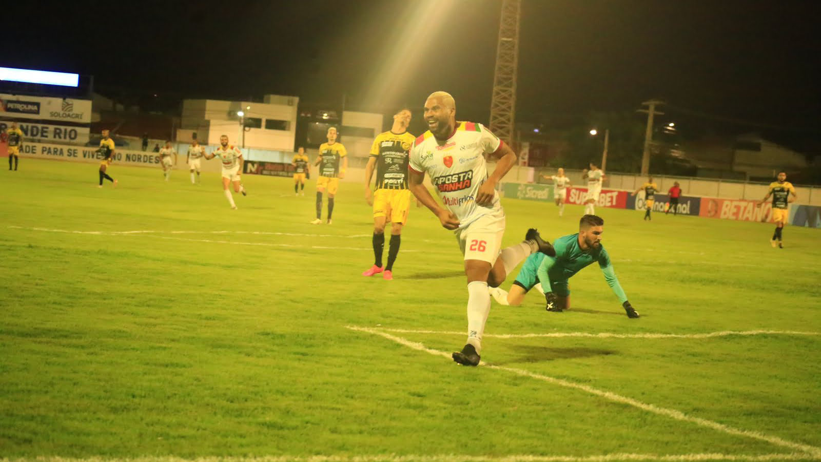 Com gol salvador de Emerson Galego, Petrolina supera o Cascavel e avança na Copa do Brasil