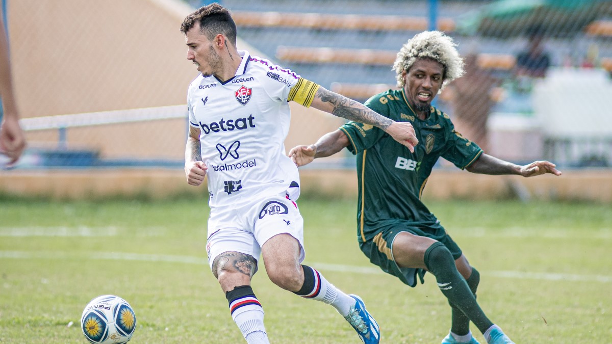 Zeca, lateral-direito do Vitória, e Roger Gaúcho, meia do Altos