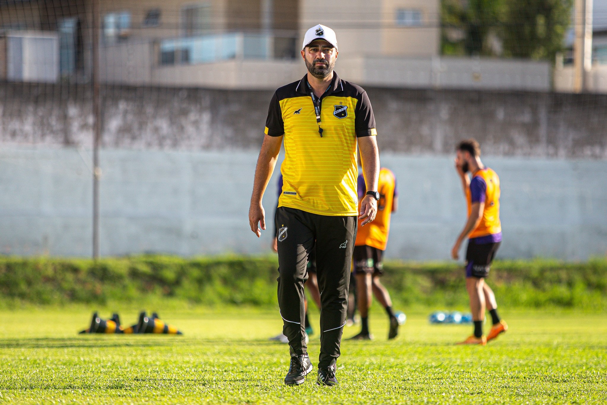 Treinador do ABC explica dificuldade do mercado e reforça necessidade de novas contratações: “Esse elenco para Série C não dá”