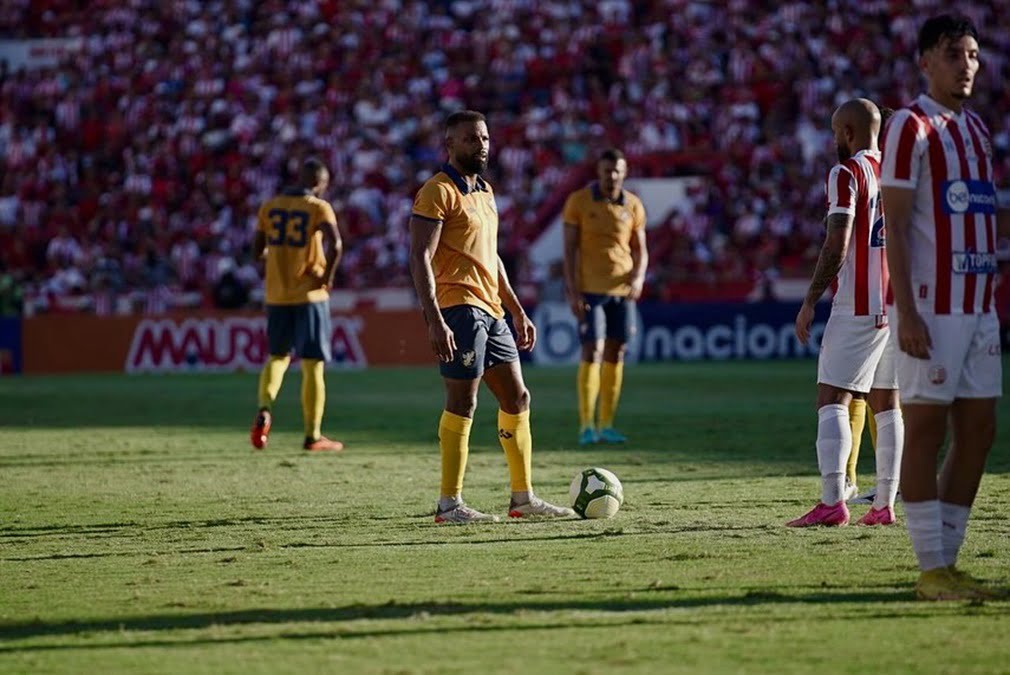 Retrô: Fernandinho critica gramado dos Aflitos e lamenta infelicidade no gol do Náutico: “Não foi criatividade deles”