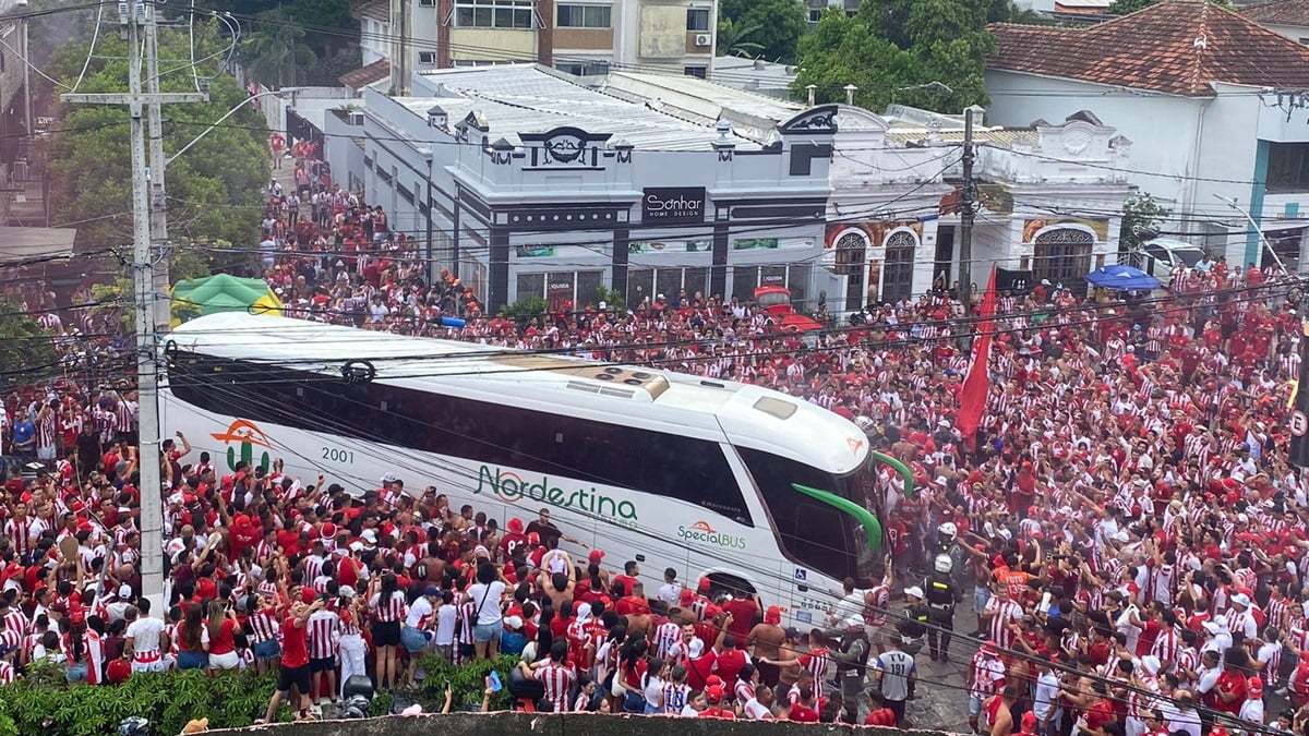 Náutico é recepcionado com avenida alvirrubra antes de final contra o Sport nos Aflitos