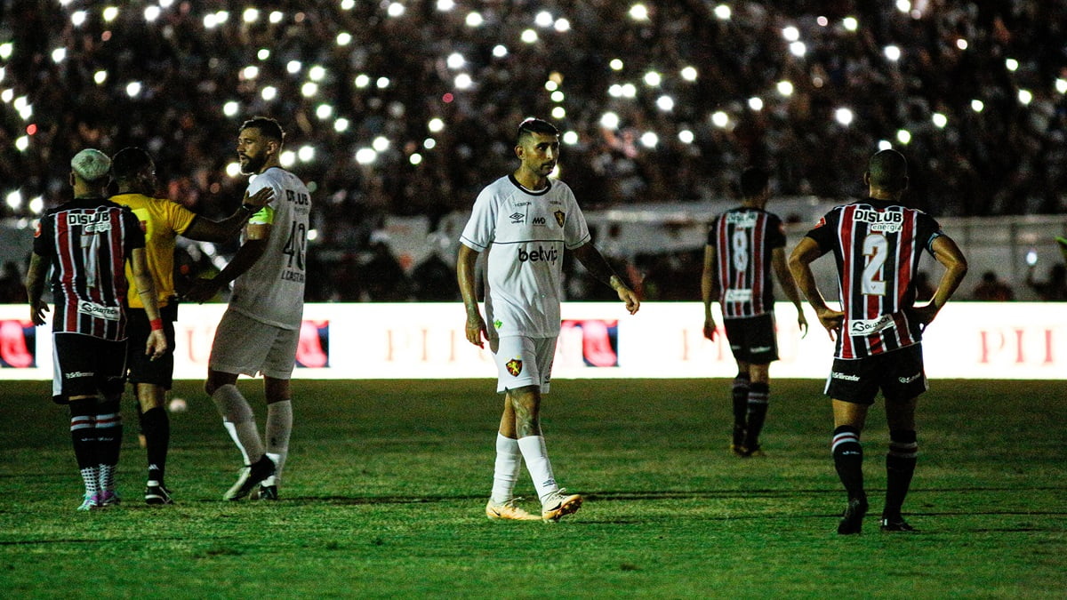 Meia do Sport, Alan Ruiz provoca o Santa Cruz após apagão no Arruda durante clássico