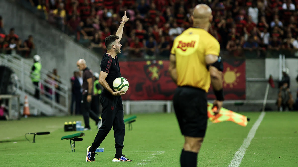 Mariano Soso promete cobrança junto ao elenco do Sport visando uma melhora ofensiva: “Sou o responsável”