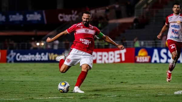 Anselmo Ramon, atacante do CRB, em jogo contra a Juazeirense, pela Copa do Nordeste