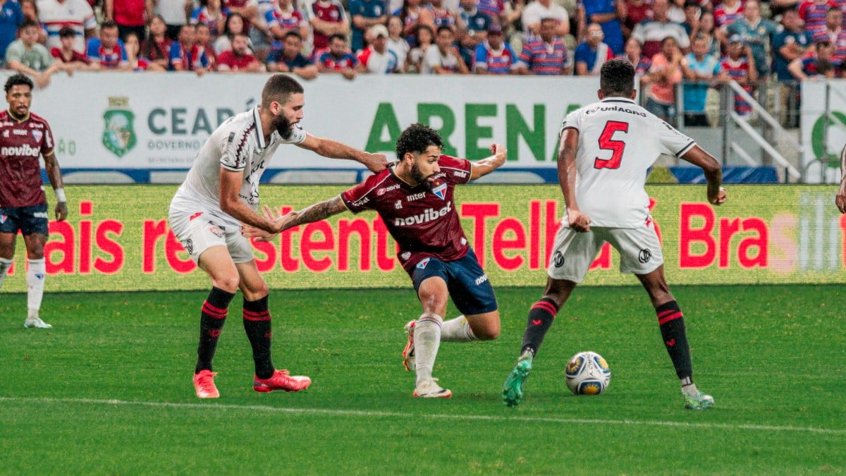 Calebe, meia do Fortaleza em jogo contra o Vitória, pela Copa do Nordeste