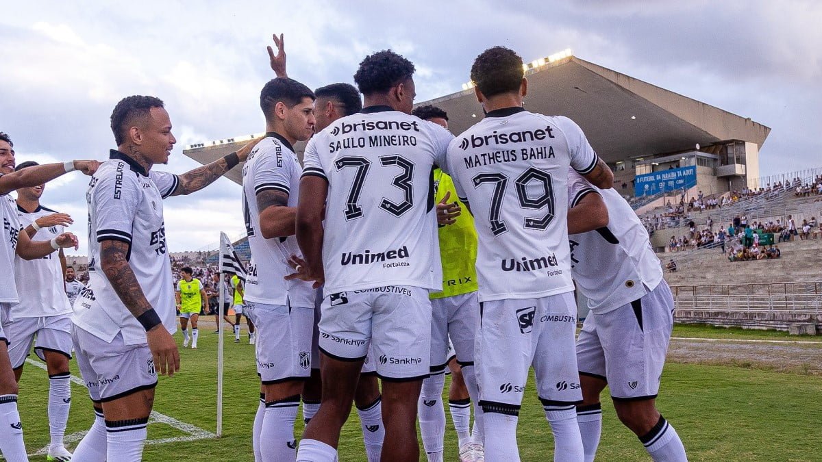 Jogadores do Ceará comemoram gol de David Ricardo contra o Treze, em jogo pela Copa do Nordeste