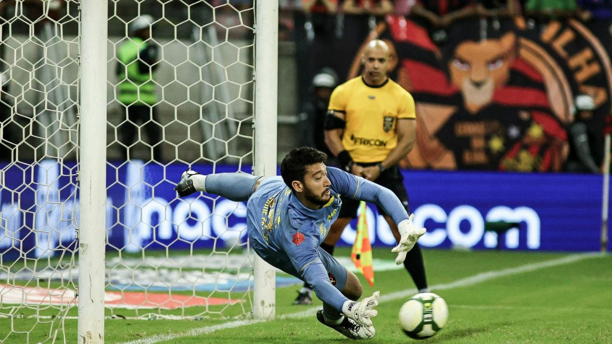 Goleiro Caíque França defende pênalti de Toty, do Santa Cruz, na semifinal do Pernambucano 2024 na Arena de Pernambuco