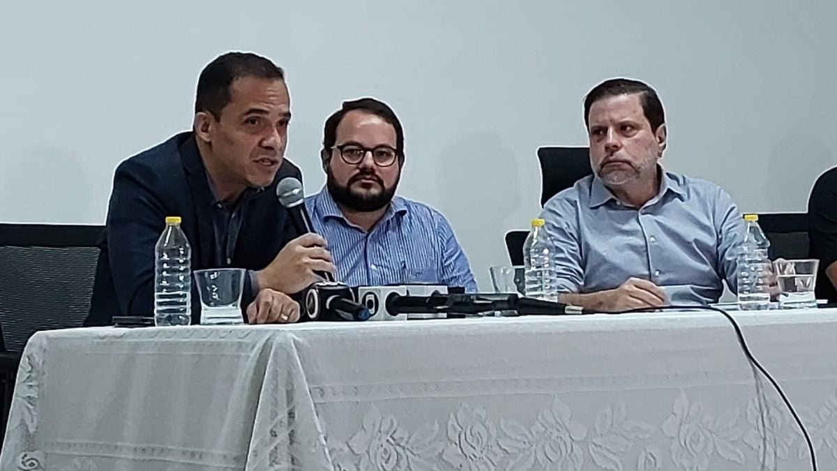 Diretor de futebol, Allan Araújo, fala em coletiva do presidente do Santa Cruz, Bruno Rodrigues
