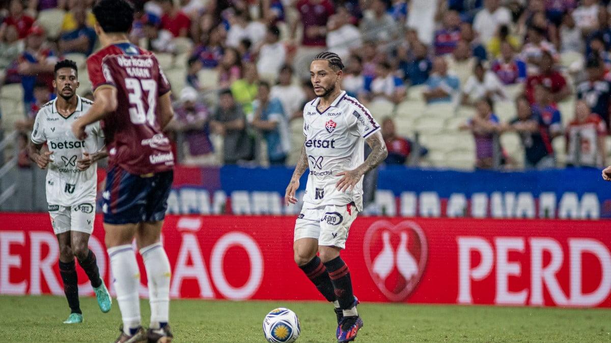 Léo Condé exalta atuação do Vitória contra o Fortaleza: "Resultado expressivo" 1 Matheuzinho, meia do Vitória, em jogo contra o Fortaleza pela Copa do Nordeste