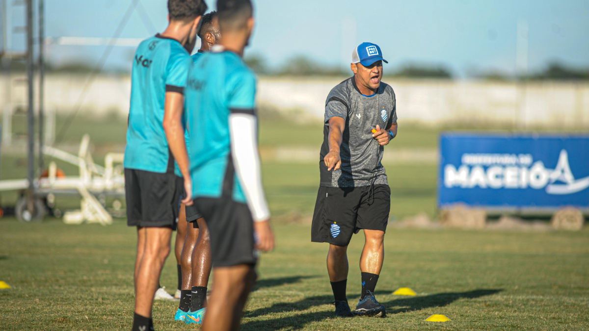 Sob o comando do interino Bebeto Moraes, CSA encerra preparação para clássico pela Copa Alagoas