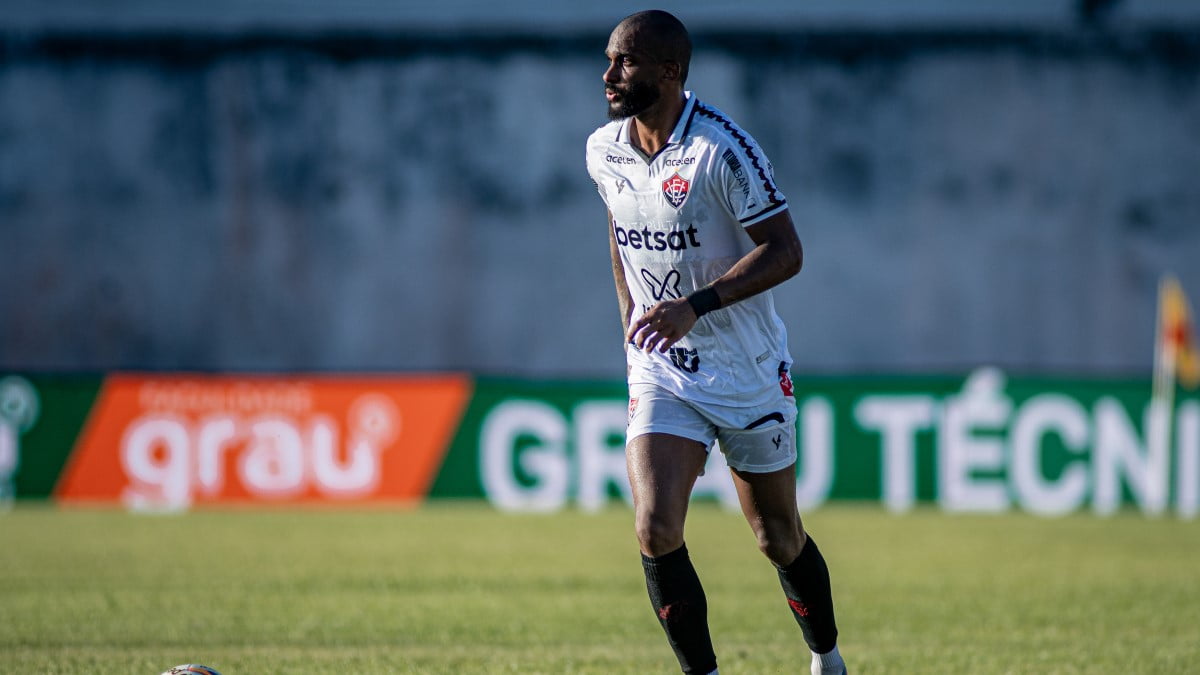 Vitória: Dupla é liberada após julgamento por expulsões contra o Atlético-GO 1 Patric Calmon (PK), lateral-esquerdo do Vitória, em jogo contra o Barcelona de Ilhéus, pelo jogo de ida da semifinal do Campeonato Baiano de 2024