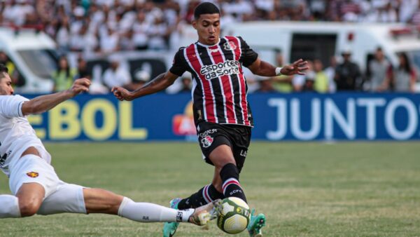 Thiaguinho, atacante do Santa Cruz, no clássico contra o Sport, no Arruda