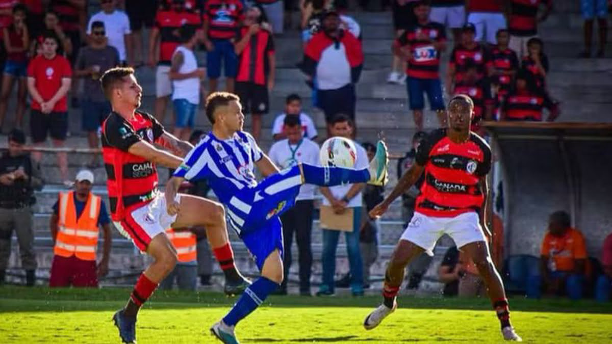 Campinense supera o Atlético-PB e segue vivo na briga por uma vaga na semifinal do Paraibano