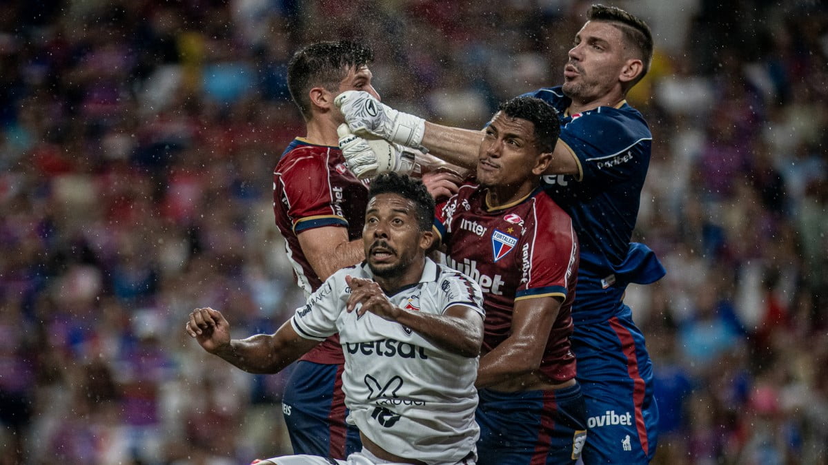 Vitória quebra tabu de 22 anos ao bater Fortaleza no Nordestão e entra no G-4; Tricolor segue em jejum 5 Willian Oliveira, do Vitória, João Ricardo, do Fortaleza, em jogo pela Copa do Nordeste
