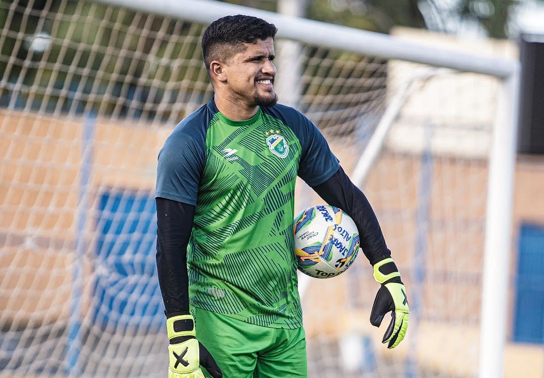 Altos oficializa renovação com o goleiro Careca para 2025