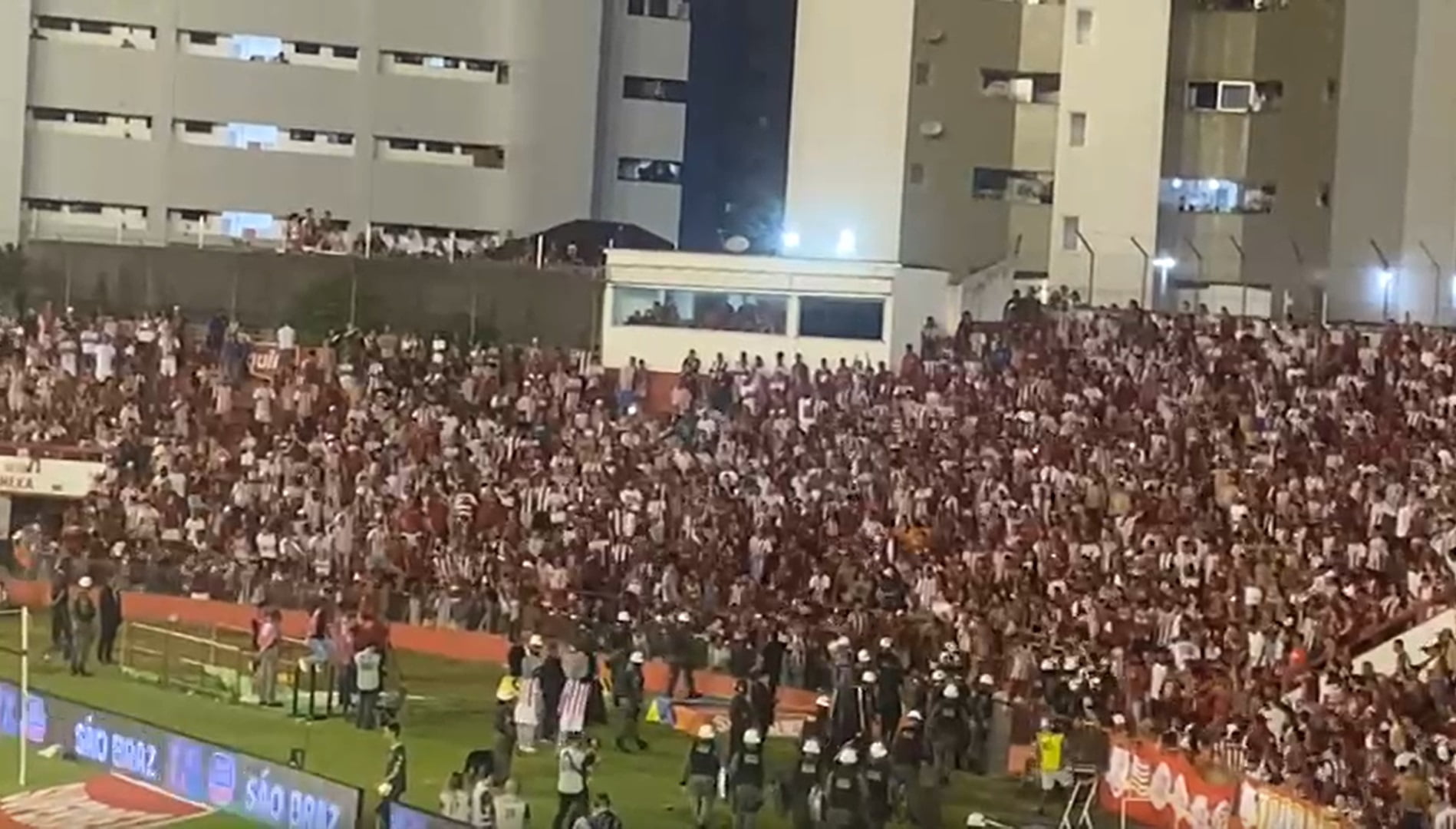 Torcida do Náutico entra em confronto com a polícia durante o primeiro jogo da final do Pernambucano