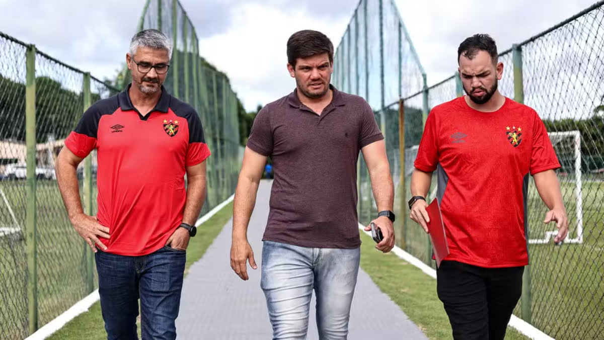 Guilherme Falcão, ao centro, membro do Comitê de Gestão do Sport — Foto: Paulo Paiva / Sport Recife