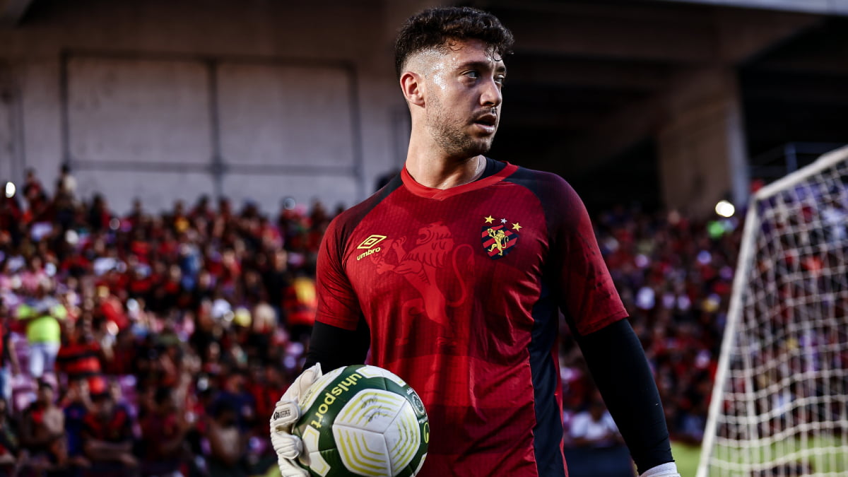 Destaque do Sport em 2024, Caíque França fala sobre primeira experiência no futebol nordestino e elogia lado “humano” de Soso