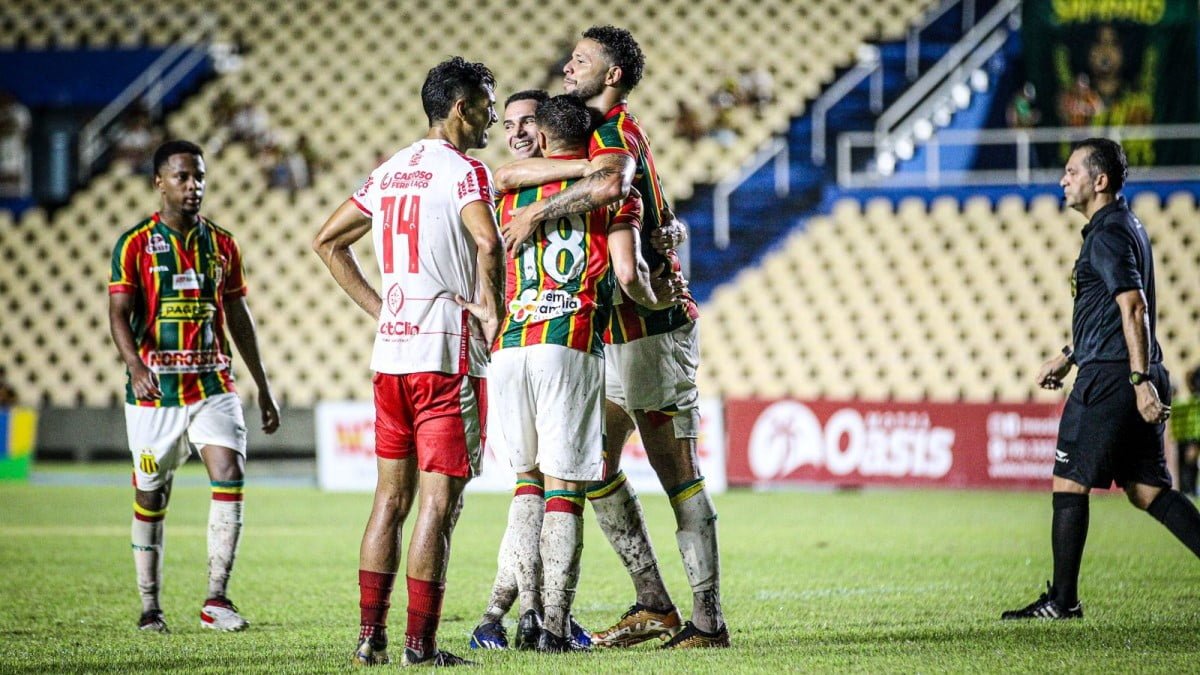 Bruno Baio, atacante do Sampaio Corrêa, comemora gol marcado contra o Imperatriz, pelo Campeonato Maranhense