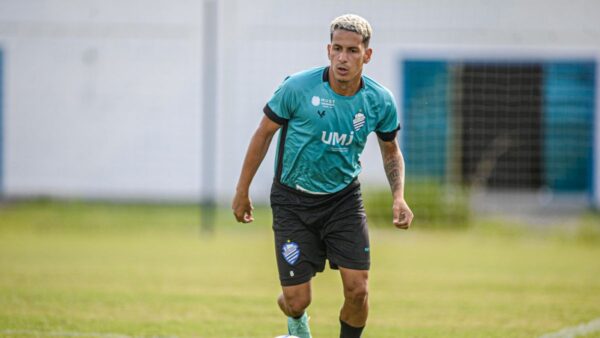 Alan Pedro, meia do CSA, em treino