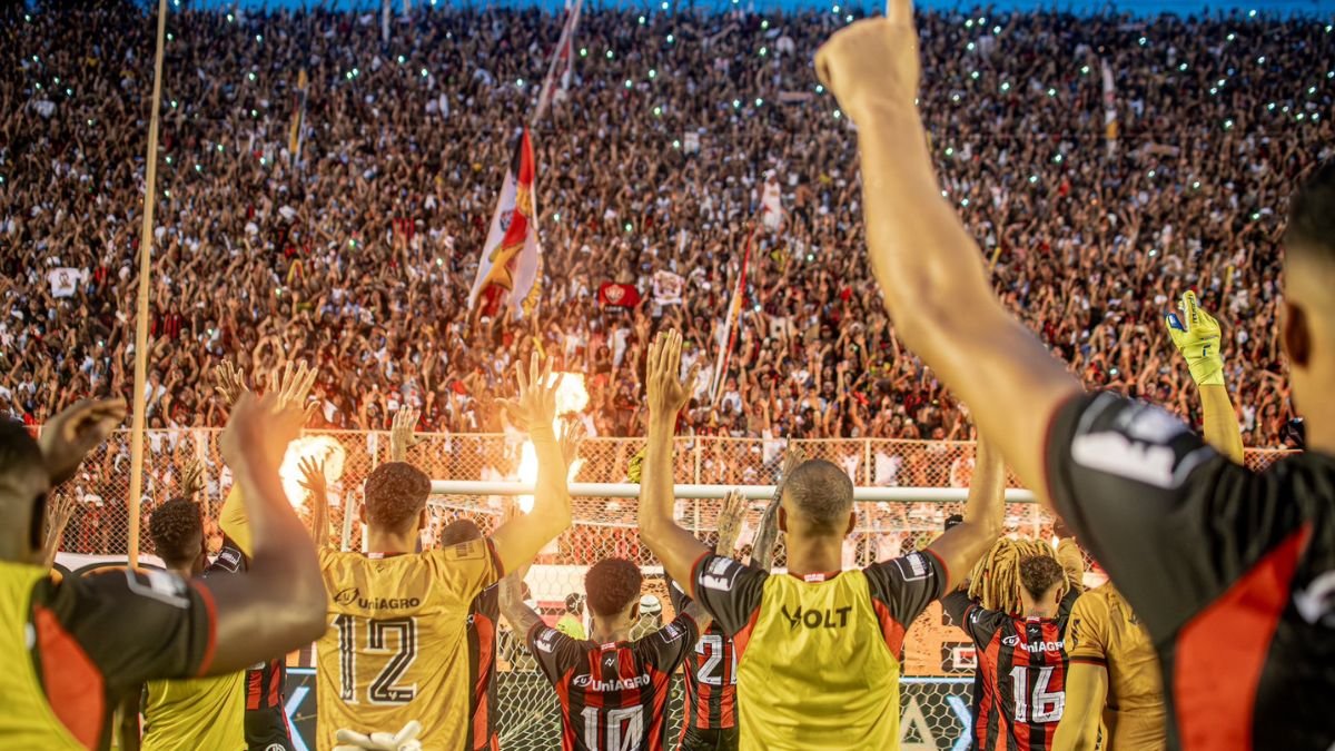 Torcida do Vitória comemora junto com o elenco no estádio Barradão