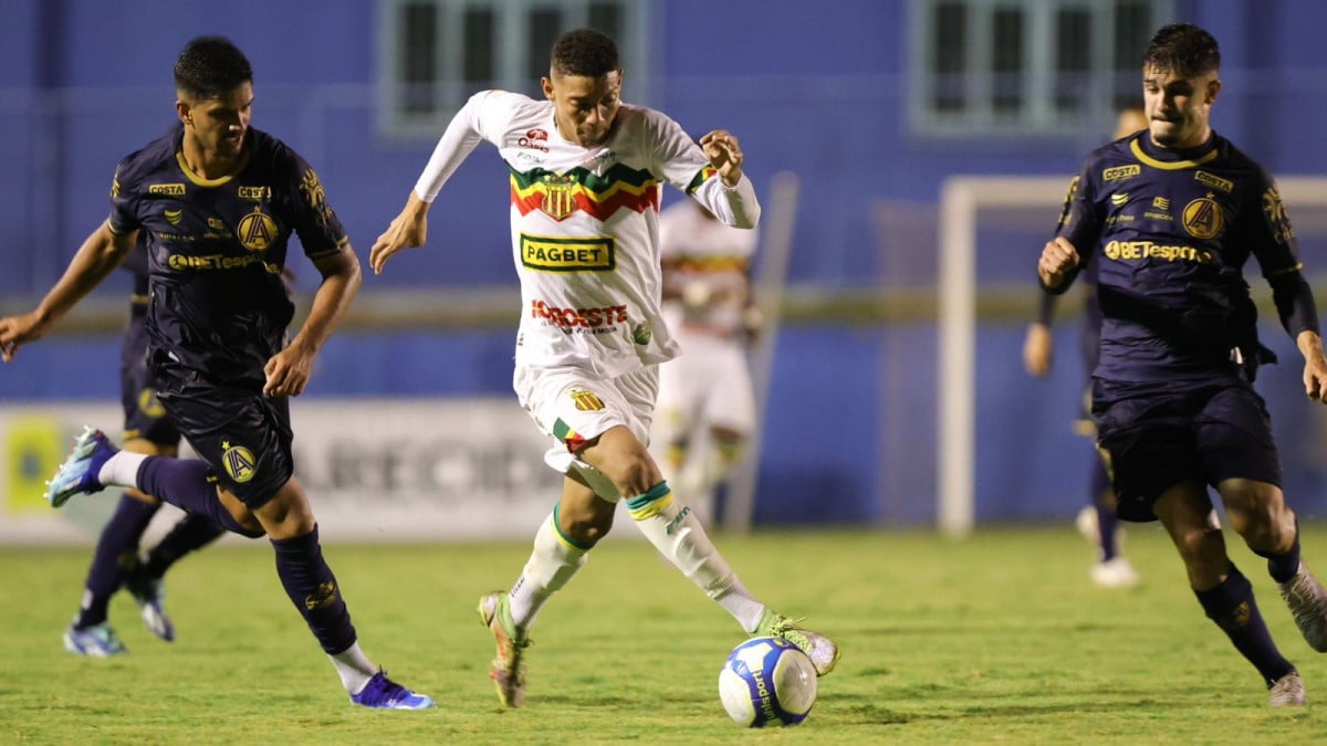 Fora de casa, Sampaio Corrêa perde da Aparecidense na estreia da Série C 2 Edrean, atacante do Sampaio Corrêa, em jogo contra a Aparecidense, pela Série C