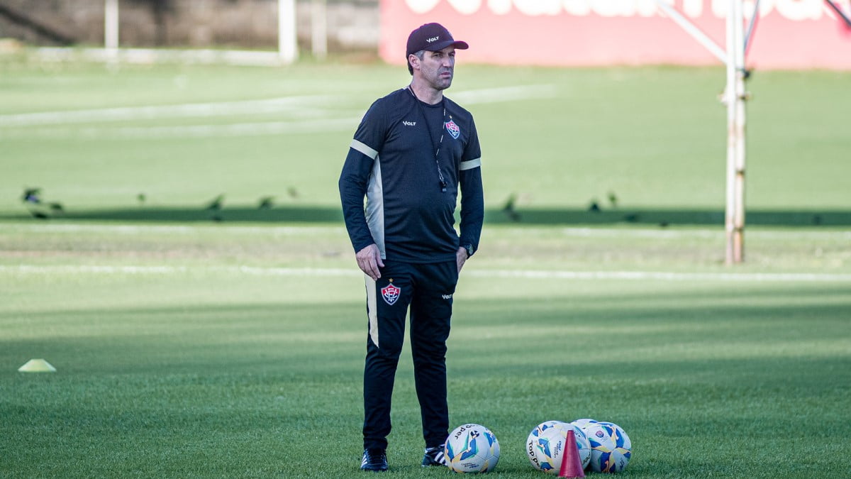 Técnico do Vitória avalia mau momento e projeta recuperação ao lado do torcedor