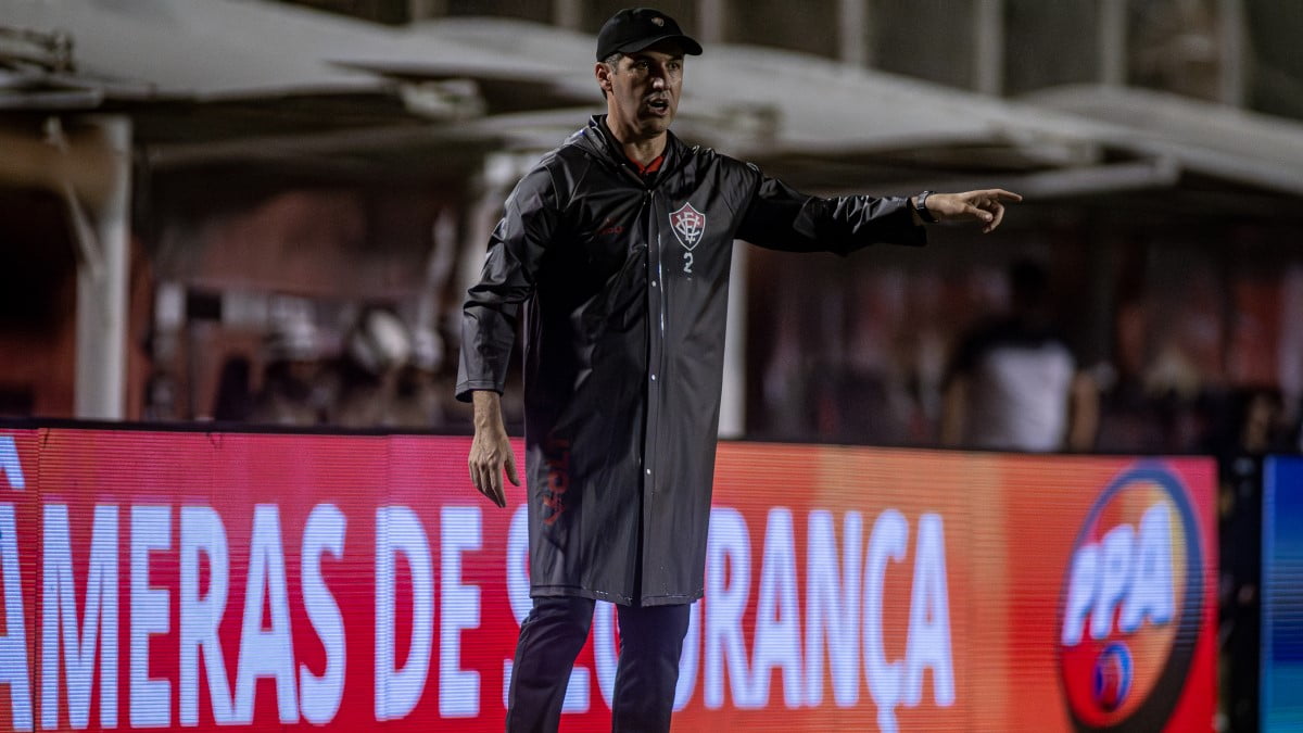 Técnico diz que Vitória foi ansioso no ataque e ressalta duelo equilibrado com o Palmeiras