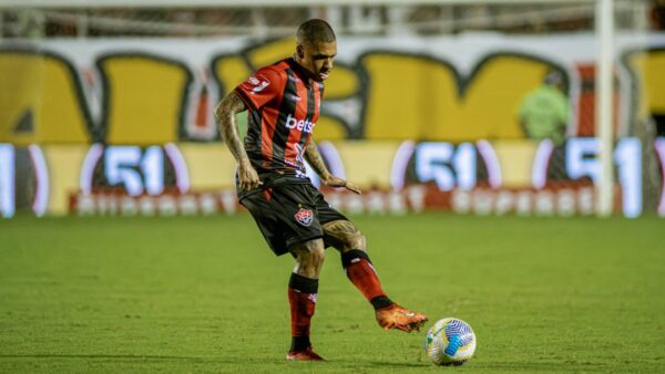 Lucas Esteves, lateral do Vitória