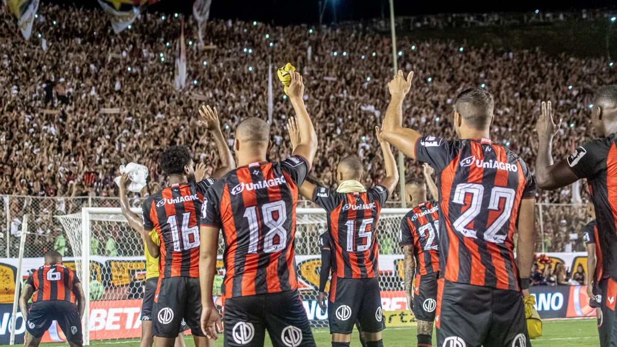 Jogadores do Vitória comemoram com a torcida no Barradão