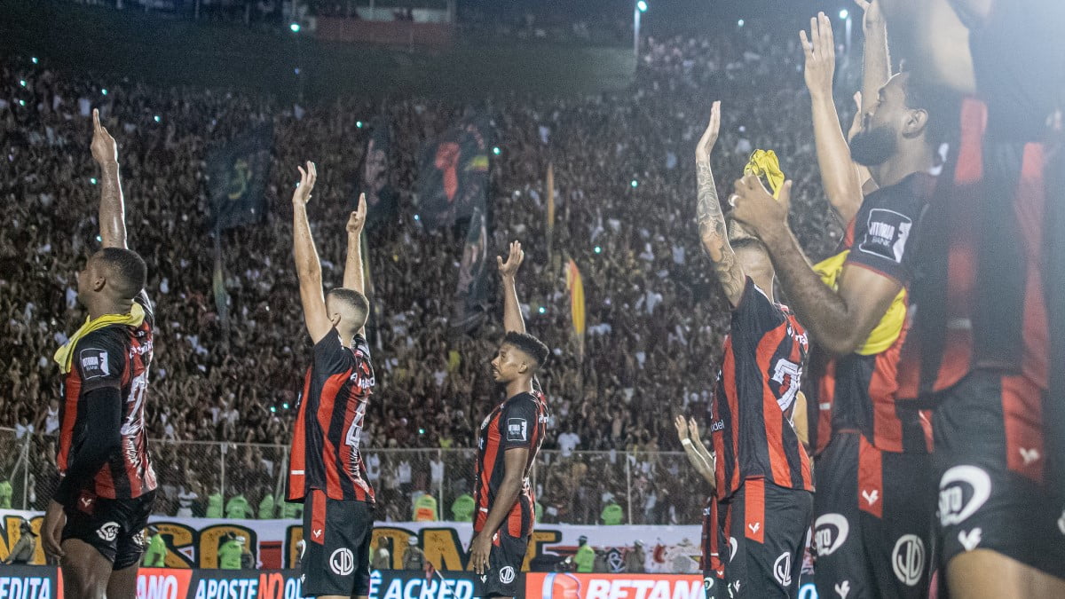 Jogadores do Vitória comemoram com a torcida no Barradão