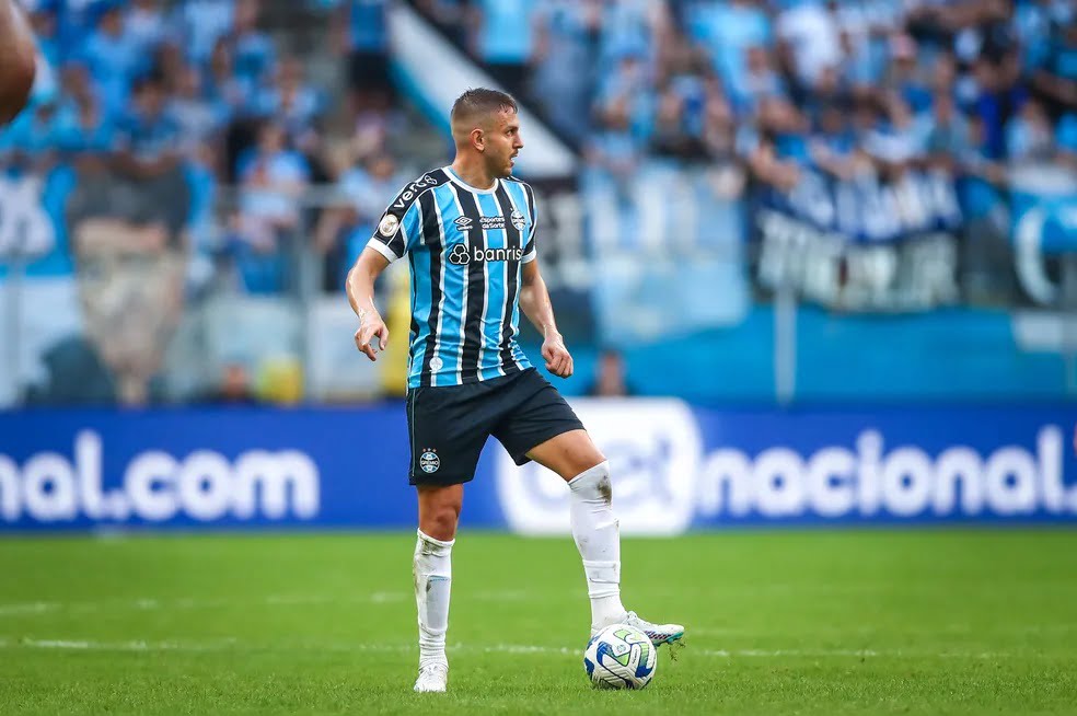 Vitória encaminha a contratação do zagueiro Bruno Uvini, do Grêmio