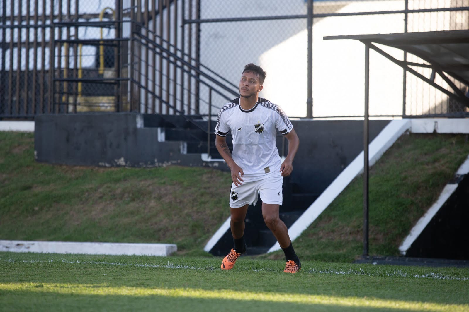 Gabriel Santiago fala sobre retomada do ABC na Série C e duelo contra o Confiança: “Seriedade para trazer os três pontos”