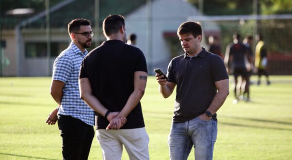 Diretor do Sport comenta busca por novo treinador: "Muitos não desejam pegar projetos em andamento" 1 Comitê gestor de futebol do Sport - João Marcelo Barros, Raphael Campos, Guilherme Falcão - Foto: Paulo Paiva/SCR