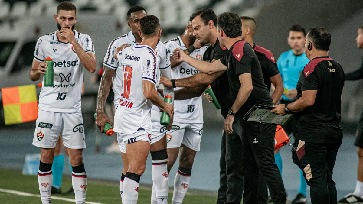 Jogadores do Vitória em jogo contra o Botafogo